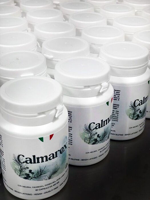 Ampolle, beute e cilindri in laboratorio: simbolo della ricerca e qualità nella produzione di integratori alimentari.