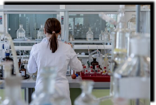 Scienziata al lavoro in un laboratorio, impegnata nella ricerca e sviluppo di nuove soluzioni per il benessere e la salute.